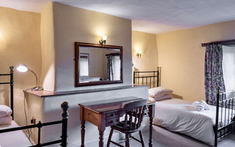 Syncocks Farm Cottage: Möbel, Wand, Interior Design, Bett, Fussboden, Flooring, Decke, Schlafzimmer, Zimmer, Beleuchtung