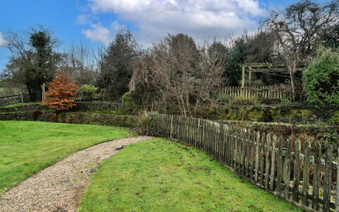 Syncocks Farm Cottage: Strauch, Garten, Landschaft, Zaun, Wiese, Pflanzengemeinschaft, Grundstueck, Ground, Home Fechten