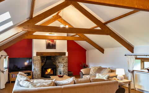 Oak Leaf Cottage: Interior Design, Decke, Holz, Flooring, Möbel, Zimmer, Fussboden, Dachboden, Beleuchtung, Wohnzimmer