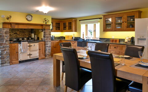 Oak Leaf Cottage: Möbel, Interior Design, Flooring, Küche, Countertop, Holz, Cabinetry, Fussboden, Küche & Esszimmer Tisch, Beleuchtung