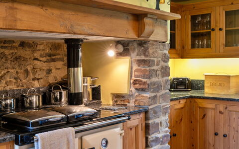 Oak Leaf Cottage: Küche, Küchengerät, Interior Design, Möbel, Flooring, Countertop, Holz, Cabinetry, Major Appliance, Haushaltsgerät