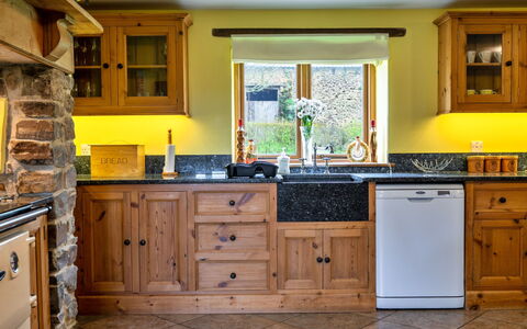 Oak Leaf Cottage: Küche, Countertop, Cabinetry, Interior Design, Möbel, Flooring, Küchengerät, Holz, Major Appliance, Schrank