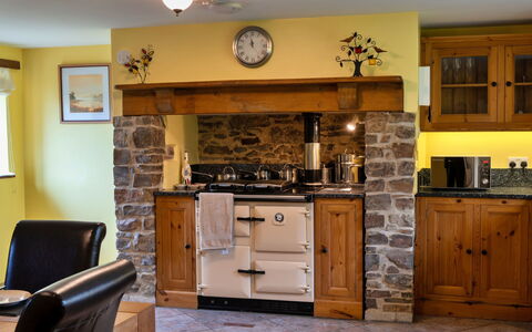 Oak Leaf Cottage: Möbel, Interior Design, Flooring, Holz, Cabinetry, Küchengerät, Küche, Countertop, Beleuchtung, Fussboden