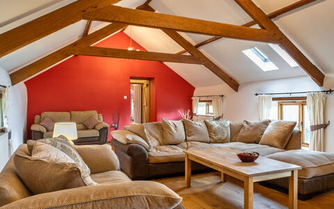 Oak Leaf Cottage: Möbel, Interior Design, Holz, Flooring, Decke, Fussboden, Holzboden, Couch, Zimmer, Wohnzimmer