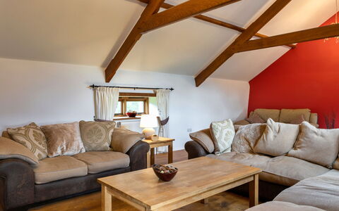 Oak Leaf Cottage: Möbel, Interior Design, Flooring, Holz, Fussboden, Couch, Decke, Holzboden, Zimmer, Wohnzimmer