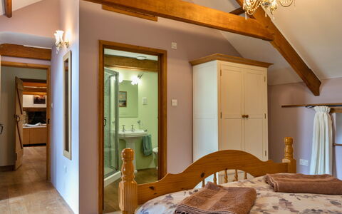 Oak Leaf Cottage: Interior Design, Möbel, Wand, Flooring, Holz, Decke, Fussboden, Zimmer, Bett, Schlafzimmer