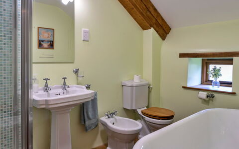 Oak Leaf Cottage: Interior Design, Wand, Armatur, Badezimmer, Flooring, Fussboden, Bad Sink, Zapfhahn, Installation, Sinken