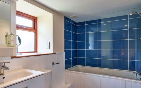 Little Norley: Badezimmer, Wand, Armatur, Flooring, Interior Design, Badewanne, Fussboden, Zapfhahn, Installation, Fliese