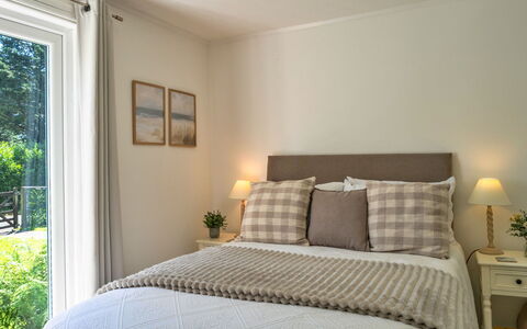 Brockwood: Bett, Möbel, Bedding, Interior Design, Schlafzimmer, Bettdecke, Linens, Holz, Zimmer, Decke