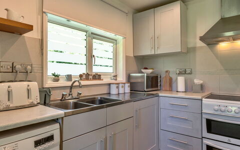 Brockwood: Küchengerät, Küche, Countertop, Cabinetry, Major Appliance, Haushaltsgerät, Interior Design, Herd, Spüle, Herd