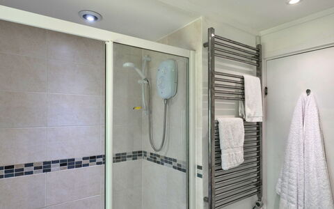 Brockwood: Badezimmer, Armatur, Interior Design, Flooring, Fussboden, Installation, Dusche, Fliese, Zapfhahn, Verbundwerkstoff