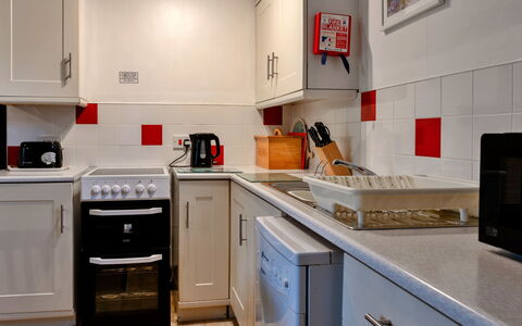 Old Nog Cottage, Stowford: Küchengerät, Küche, Major Appliance, Countertop, Herd, Herd, Haushaltsgerät, Interior Design, Flooring, Kleingeräte