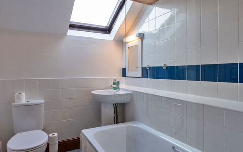 Old Nog Cottage, Stowford: Badezimmer, Armatur, Wand, Flooring, Fussboden, Badewanne, Zapfhahn, Sinken, Interior Design, Installation