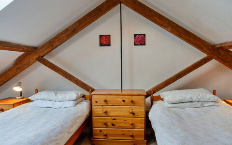 Old Nog Cottage, Stowford: Möbel, Bett, Schlafzimmer, Interior Design, Fussboden, Flooring, Holz, Decke, Bedding, Zimmer