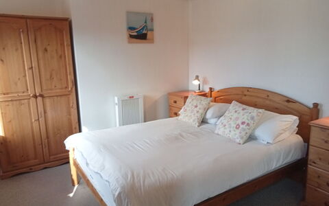 Halcyon Cottage, Stowford: Bett, Möbel, Schlafzimmer, Bedding, Bettdecke, Interior Design, Holz, Fussboden, Flooring, Zimmer