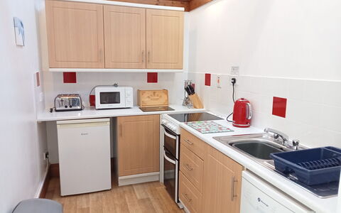 Halcyon Cottage, Stowford: Küche, Küchengerät, Countertop, Major Appliance, Cabinetry, Möbel, Spüle, Interior Design, Sinken, Herd