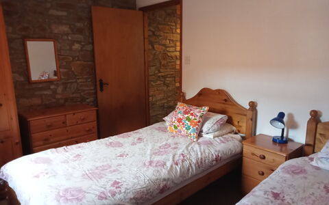 Halcyon Cottage, Stowford: Bett, Schlafzimmer, Bettdecke, Bedding, Holz, Möbel, Fussboden, Textil, Linens, Flooring