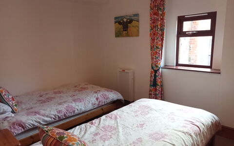 Halcyon Cottage, Stowford: Bett, Schlafzimmer, Möbel, Bedding, Bettdecke, Holz, Interior Design, Linens, Textil, Fussboden