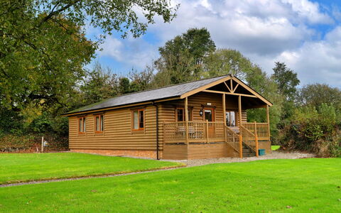 Tarka'S Holt Log Cabin, Stowford: Holz, Hütte, Blockhaus, Gartenbauten, Hartholz, Veranda, Schuppen, Holzbeize, Rasen, Garten