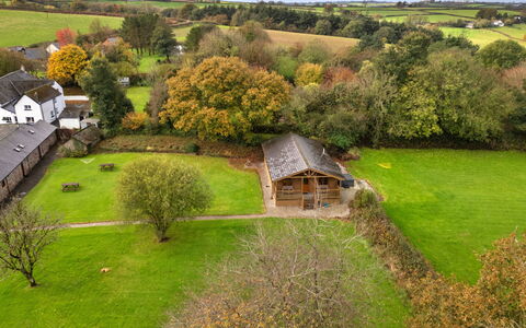 Tarka'S Holt Log Cabin, Stowford: Gras, Baum, Wiese, Einfach, Landschaft, Ländliches Gebiet, Grundstueck, Hütte, Menschliche Siedlung