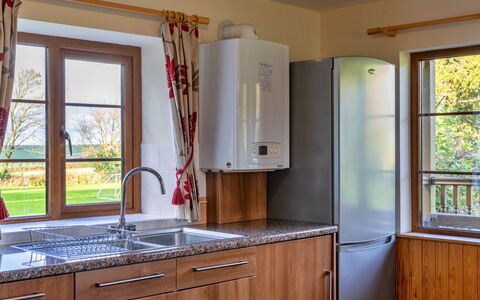 Tarka'S Holt Log Cabin, Stowford: Küche, Küchengerät, Holz, Flooring, Interior Design, Cabinetry, Countertop, Möbel, Fussboden, Spüle