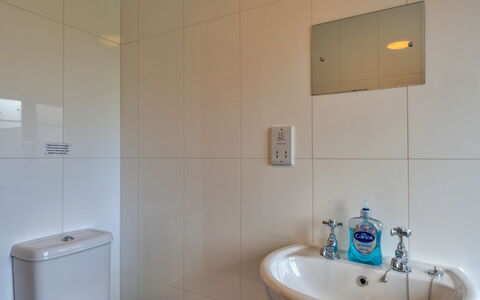 Tarka'S Holt Log Cabin, Stowford: Wand, Bad Sink, Armatur, Flooring, Badezimmer, Interior Design, Sinken, Fussboden, Zapfhahn, Installation