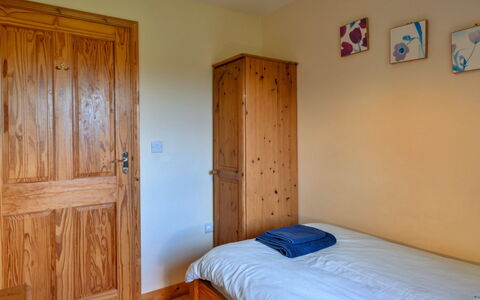 Tarka'S Holt Log Cabin, Stowford: Möbel, Holz, Flooring, Schlafzimmer, Interior Design, Fussboden, Bett, Zimmer, Bettdecke, Holzbeize