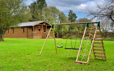 Tarka'S Holt Log Cabin, Stowford: Holz, Spielmittel, Schatten, Garten, Rasen, Schwingen, Spielplatz, Park, Garten, Holzbeize