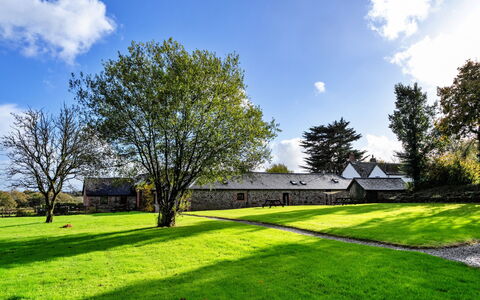 Tarka'S Holt Log Cabin, Stowford: Gras, Baum, Ast, Blatt, Strauch, Haus, Wiese, Landschaft, Einfach, Zuhause