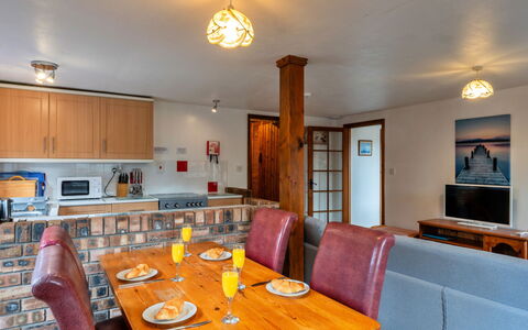 Tarquol Cottage, Stowford: Möbel, Interior Design, Holz, Flooring, Decke, Fussboden, Zimmer, Tabelle, Couch, Wohnzimmer