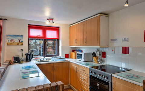 Tarquol Cottage, Stowford: Küche, Küchengerät, Countertop, Major Appliance, Möbel, Herd, Cabinetry, Interior Design, Herd, Flooring