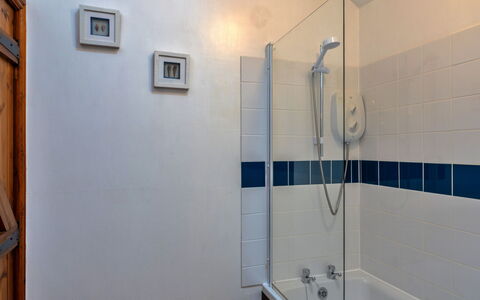 Tarquol Cottage, Stowford: Armatur, Badezimmer, Flooring, Fussboden, Installation, Interior Design, Dusche, Zapfhahn, Duschkopf, Fliese