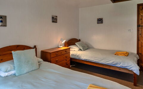 Tarquol Cottage, Stowford: Bett, Schlafzimmer, Möbel, Wand, Bettdecke, Bedding, Fussboden, Holz, Flooring, Interior Design