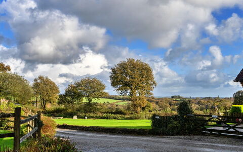 Tarquol Cottage, Stowford: Strauch, Wolke, Grundstueck, Ländliches Gebiet, Garten, Landscaping, Wiese, Kumulus, Meteorologisches Phänomen, Feld