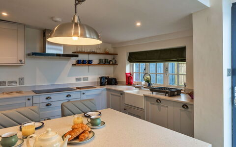 The Cottage at High Bickington: Interior Design, Countertop, Möbel, Küche, Küchengerät, Cabinetry, Flooring, Decke, Holz, Light Fixture