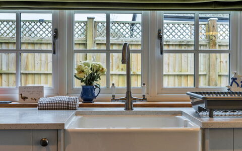 The Cottage at High Bickington: Küche, Interior Design, Spüle, Armatur, Countertop, Sinken, Zapfhahn, Beleuchtung, Zuhause, Installation