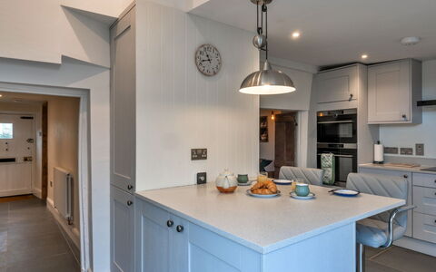 The Cottage at High Bickington: Interior Design, Küche, Wand, Cabinetry, Countertop, Flooring, Decke, Holz, Möbel, Küchengerät