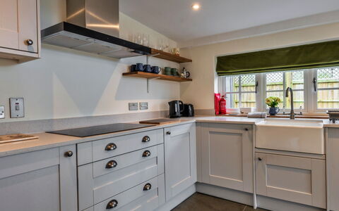 The Cottage at High Bickington: Küche, Holz, Countertop, Cabinetry, Küchengerät, Interior Design, Major Appliance, Flooring, Haushaltsgerät, Decke