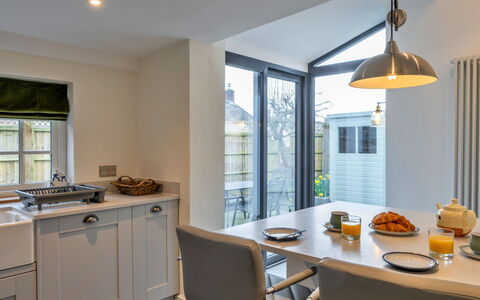 The Cottage at High Bickington: Möbel, Interior Design, Holz, Decke, Countertop, Küche, Light Fixture, Flooring, Cabinetry, Zuhause