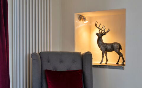 The Cottage at High Bickington: Interior Design, Beleuchtung, Möbel, Zimmer, Bilderrahmen, Light Fixture, Lampe, Geweih, Wohnzimmer, Natürliches Material
