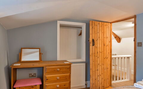 The Cottage at High Bickington: Möbel, Interior Design, Bett, Wand, Schlafzimmer, Fussboden, Holz, Flooring, Decke, Zimmer