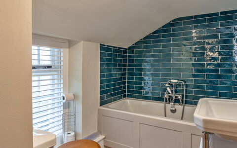 The Cottage at High Bickington: Blau, Armatur, Badezimmer, Flooring, Fussboden, Badewanne, Installation, Zapfhahn, Fliese, Sinken