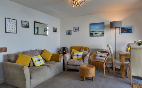 Sea Views Apartment in Ilfracombe: Möbel, Wand, Couch, Interior Design, Zuhause, Wohnzimmer, Flooring, Wohnung, Zimmer, Fussboden
