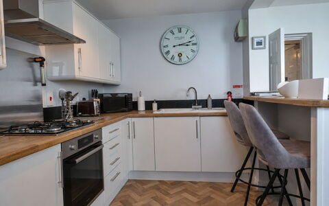 Sea Views Apartment in Ilfracombe: Möbel, Interior Design, Flooring, Cabinetry, Holz, Countertop, Fussboden, Küche, Zimmer, Major Appliance