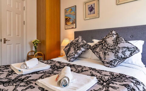 Sea Views Apartment in Ilfracombe: Wohnung, Schlafzimmer, Bett, Bedding, Bettdecke, Hotel, Bettrahmen, Kissen
