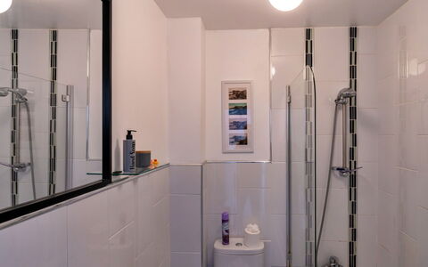 Sea Views Apartment in Ilfracombe: Badezimmer, Armatur, Wand, Interior Design, Flooring, Fussboden, Zapfhahn, Sinken, Installation, Spiegel