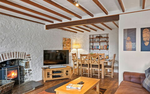 The Old School House at Instow: Wand, Holz, Decke, Flooring, Interior Design, Möbel, Zimmer, Wohnzimmer, Couch, Hartholz