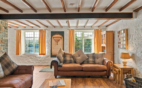 The Old School House at Instow: Möbel, Interior Design, Holz, Flooring, Couch, Fussboden, Decke, Wohnzimmer, Beleuchtung, Zuhause