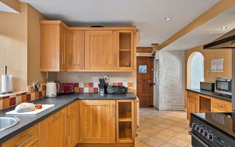 The Old School House at Instow: Küche, Countertop, Cabinetry, Interior Design, Möbel, Flooring, Holz, Küchengerät, Major Appliance, Fussboden