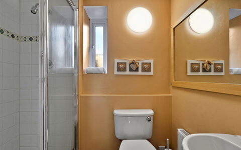 The Old School House at Instow: Badezimmer, Toilleten Sitz, Armatur, Wand, Toilette, Interior Design, Flooring, Fussboden, Sinken, Bad Sink